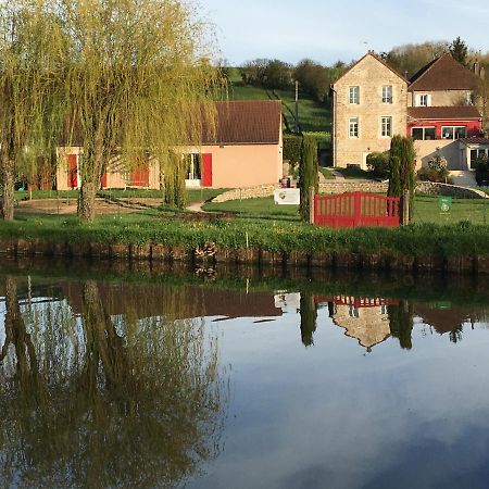 Calme Au Canal De Centre Dennevy Kültér fotó