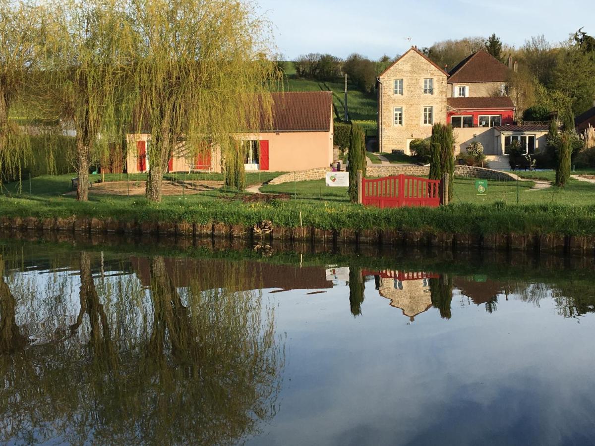 Calme Au Canal De Centre Dennevy Kültér fotó