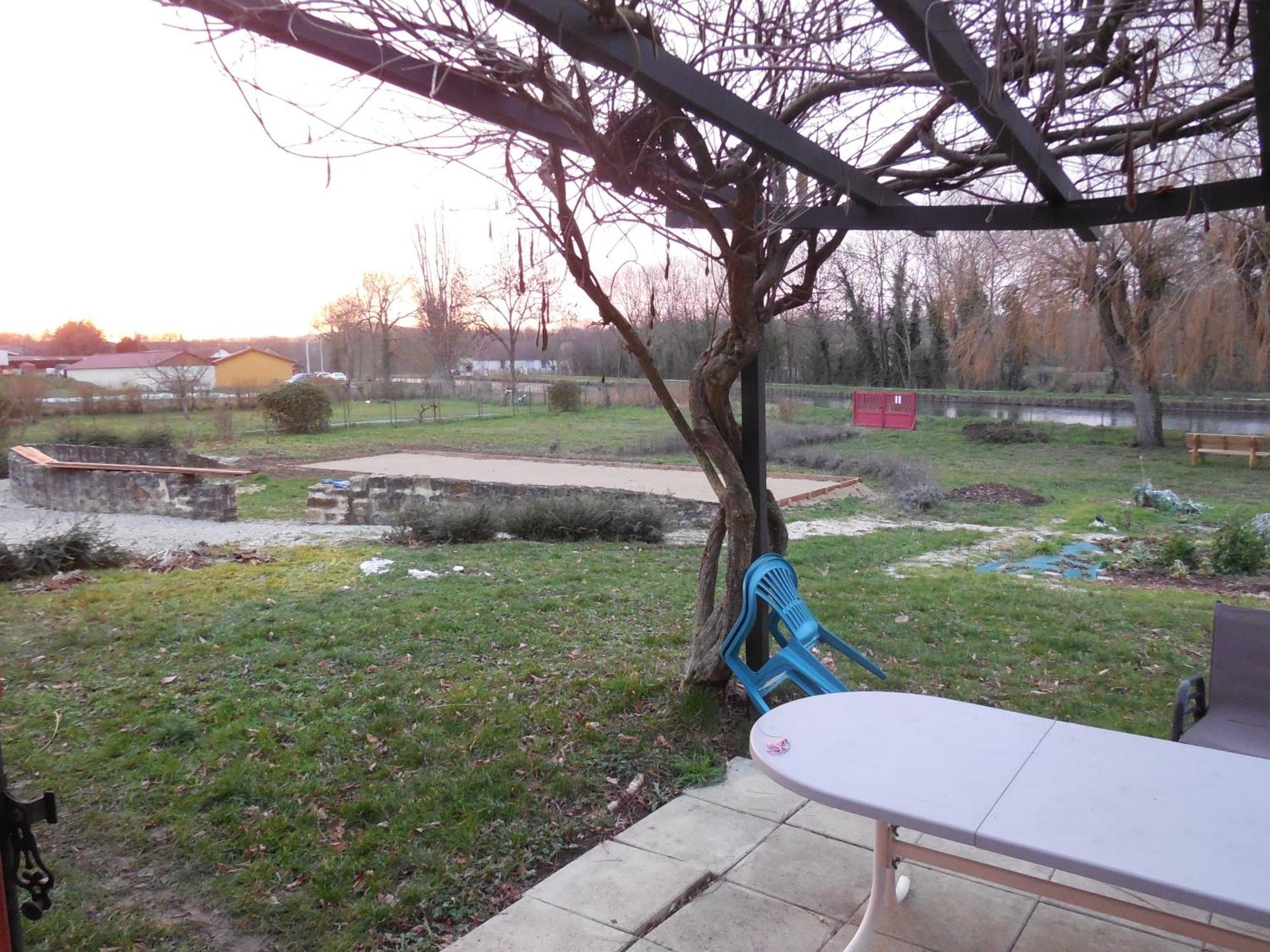 Calme Au Canal De Centre Dennevy Kültér fotó